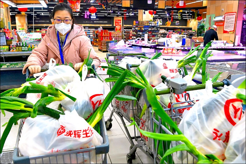 新华社29日发布照片，工作人员正分装蔬菜，准备分送给西安各区被禁足的居民。（美联社）(photo:LTN)