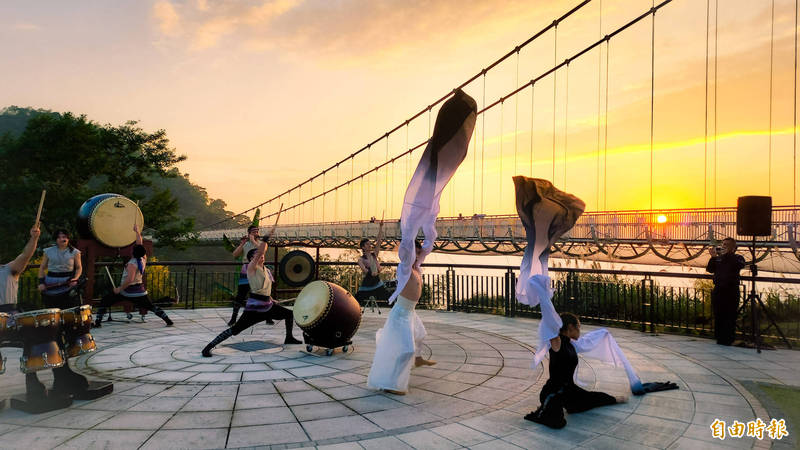 十鼓擊樂團與舞者在太平雲梯廣場演出，搭配夕陽落下，美景如畫。（記者林宜樟攝）