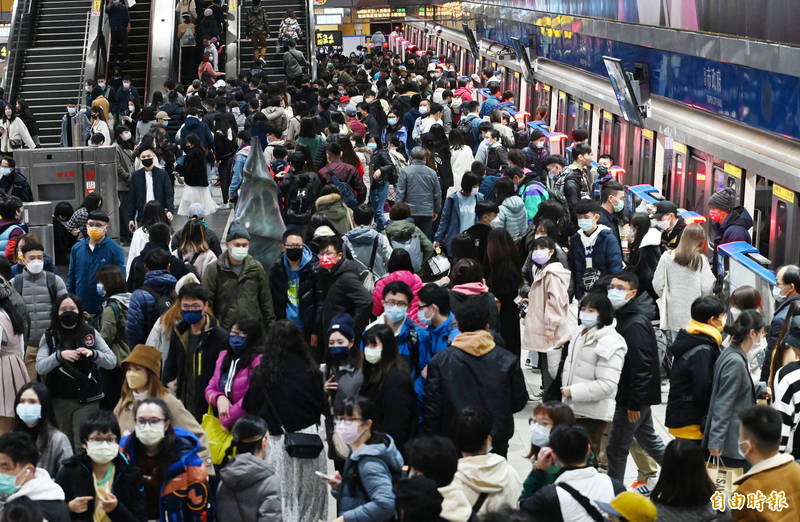 市府捷運站月台湧入前來參加跨年晚會人潮，北市警捷運警察隊為避免人潮湧擠並發生意外，也將全程不打烊加強巡邏勤務。（記者田裕華攝）