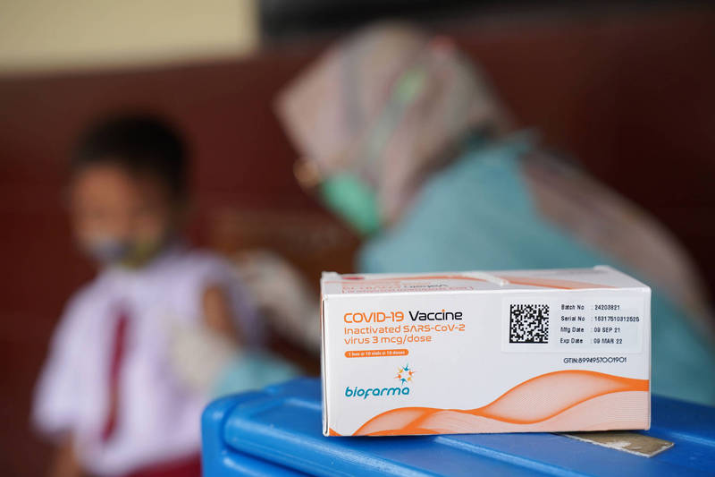 外國研究報告顯示，完整接種2劑中國科興疫苗者，即使再追加1針輝瑞BNT（Pfizer-BioNTech）疫苗作為加強劑，也難以抵禦Omicron。圖為印尼民眾所施打的中國科興疫苗外包裝。（彭博）