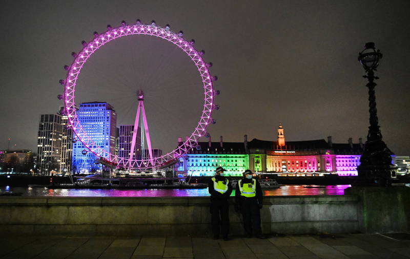 2020年的跨年夜，2名警員在英國著名景點「倫敦眼」附近站崗。（歐新社資料照）