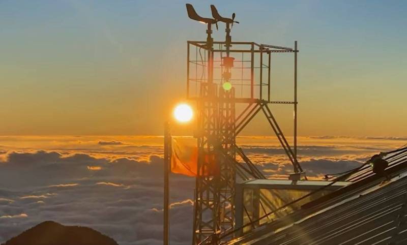 中央氣象局長鄭明典今日分享玉山北峰2021年日落影片，美麗的雲海和落日的景象也讓網友直呼，「好美」。（圖擷取自鄭明典臉書）