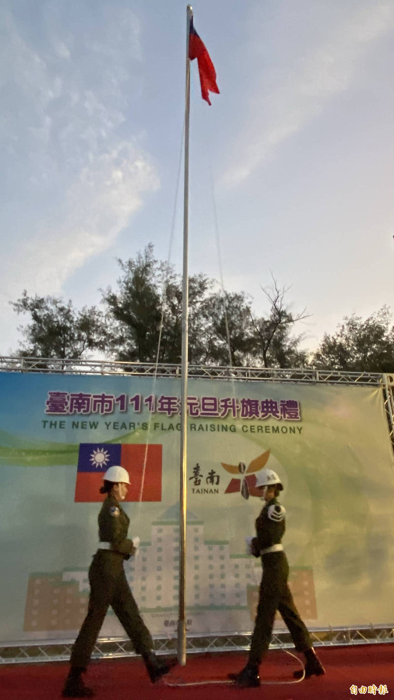 台南在新營的元旦升旗典禮，台南憲兵隊2名女憲兵擔任旗手，英氣煥發。（記者楊金城攝）