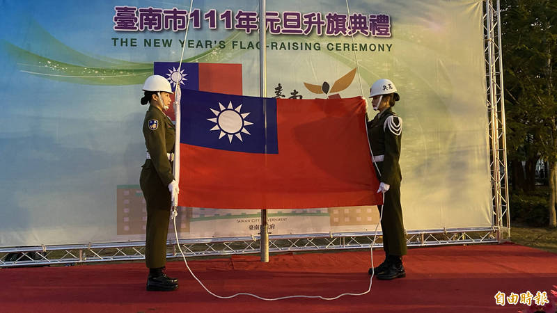 台南在新營的元旦升旗典禮，台南憲兵隊2名女憲兵擔任旗手，英氣煥發。（記者楊金城攝）