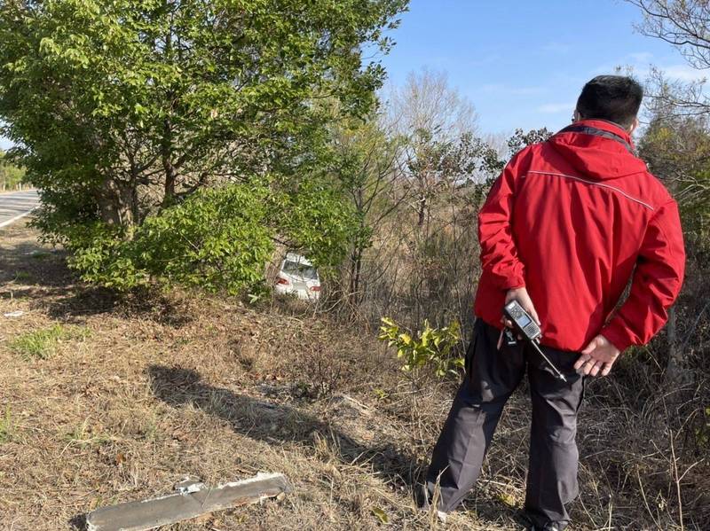 金門金湖鎮發生砂石車和公車對撞意外。事故是否和一旁白色轎車有關，仍待釐清。（讀者提供）