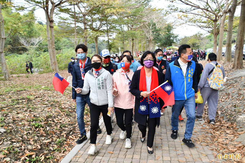 彰化縣元旦升旗、健行今天在員林市藤山步道登場，彰化縣長王惠美、員林市長游振雄與各界代表約千位民眾參加。（記者顏宏駿攝）