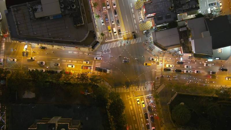 台南跨年晚會今（1）日凌晨散場時中華西路與府前路口交通狀況的空拍圖。（台南市府提供）