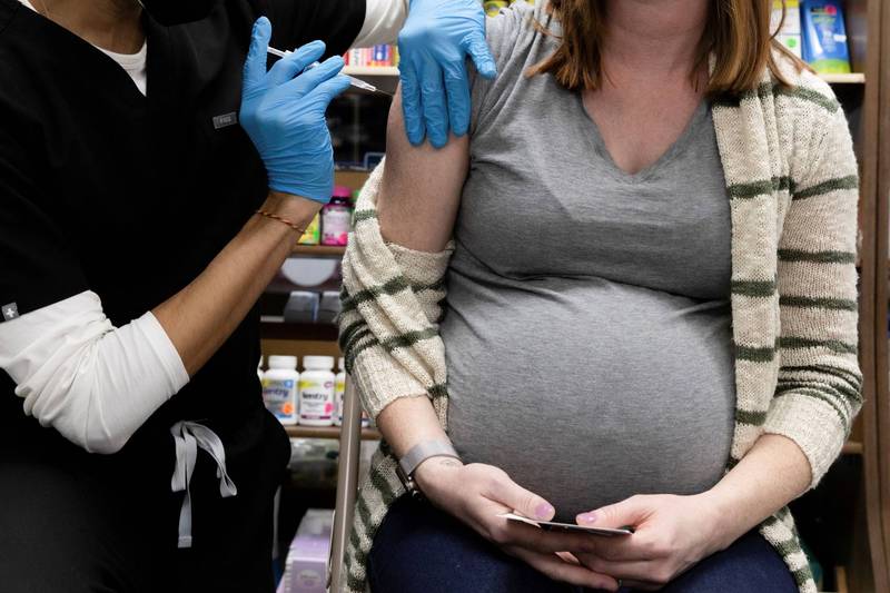 以色列一名孕婦同時感染武肺和流感，相信是全球首起「Flurona」混合病例。示意圖，人物與新聞事件無關。（路透檔案照）