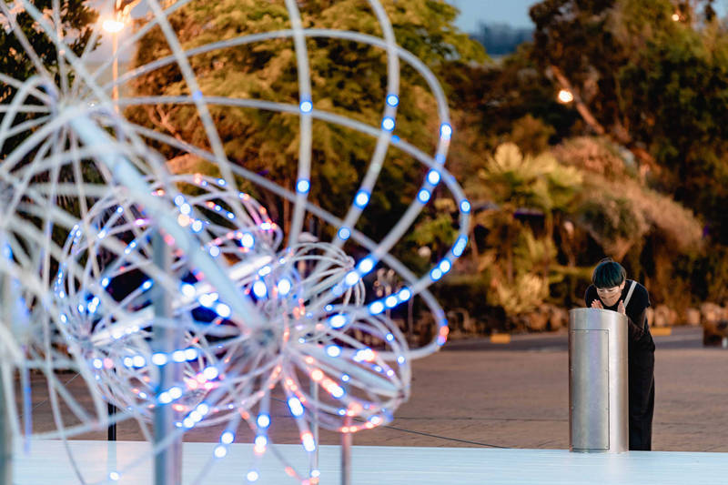 遊客對著「吶喊許願池」喊出願望。（市府提供）