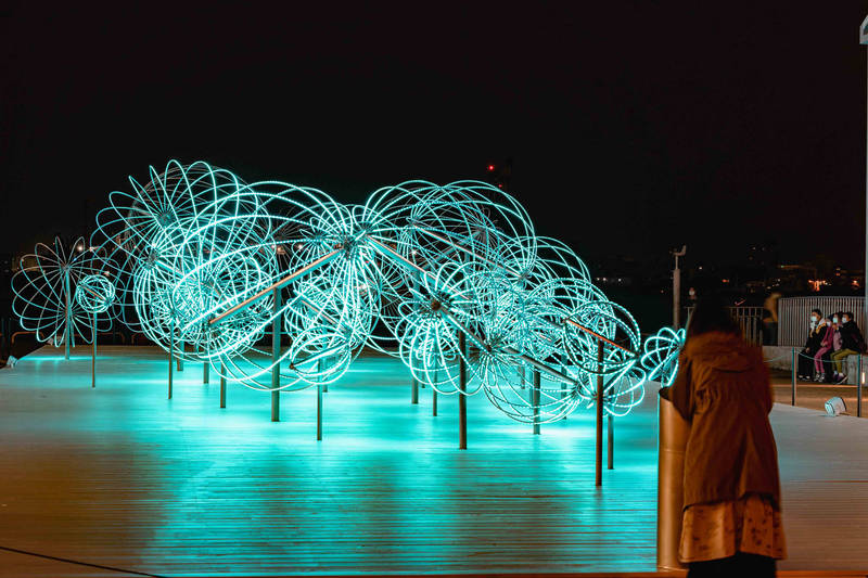 「吶喊許願池」吸引上百遊客喊出夢想。（市府提供）