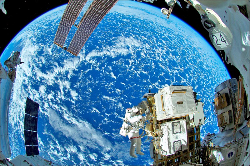 美國太空人魏斯曼（Reid Wiseman）二〇一四年十月在國際太空站「尋求號」（Quest）過渡氣密艙外工作。（路透檔案照）