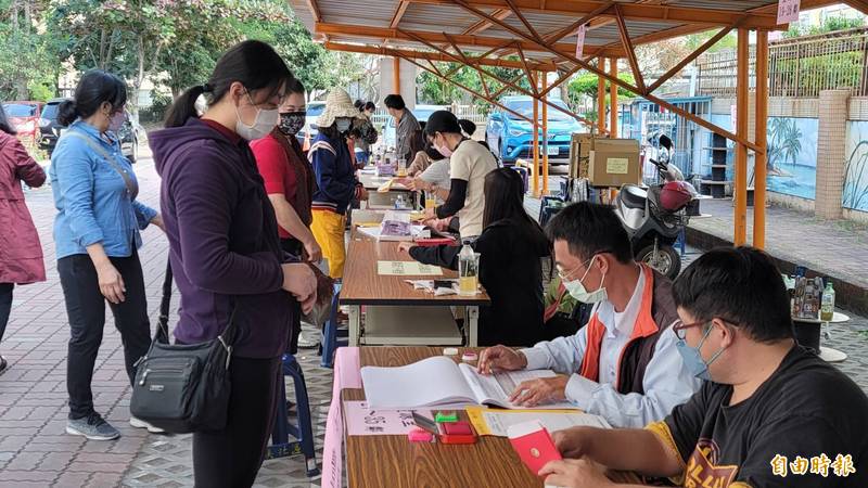 屏東市振興消費券第二天發放順利，民眾踴躍前往指定地點領取。（記者葉永騫攝）