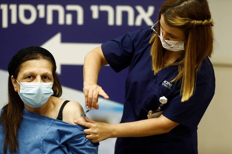 以色列上週批准为疗养院内年长者施打第4剂疫苗，图为去年12月31日以国希巴医疗中心内一名长者接种第4剂疫苗。（路透）(photo:LTN)