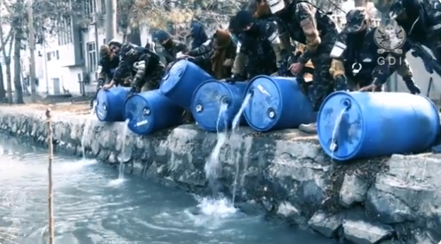 在神学士官方释出的影片中，多名士兵将缴获的酒尽数倒入河中。（撷取自推特）(photo:LTN)