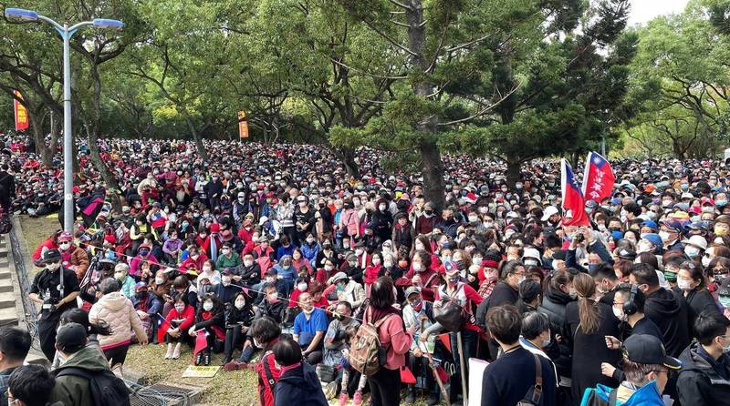 韓國瑜舉辦簽書「善良微光見面會」，吸引大量韓粉參加，現場有如選舉造勢會場。（擷取自韓國瑜臉書）