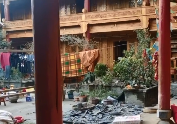 中国云南宁蒗2日下午发生规模5.5地震，有民宅的瓦片在地震中被震落，碎裂一地。（图翻摄自微博）(photo:LTN)