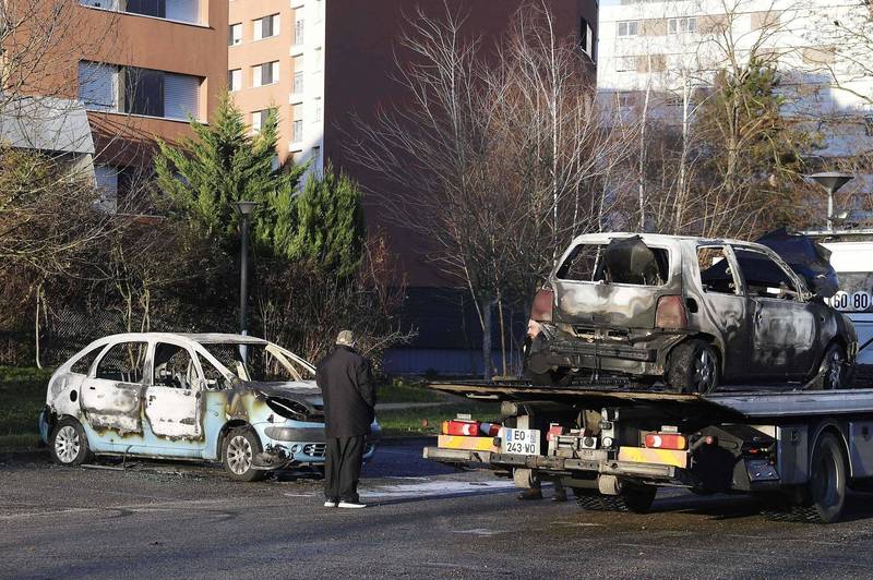 法国跨年夜一共有874辆汽车遭到狂欢人群纵火。（法新社）(photo:LTN)