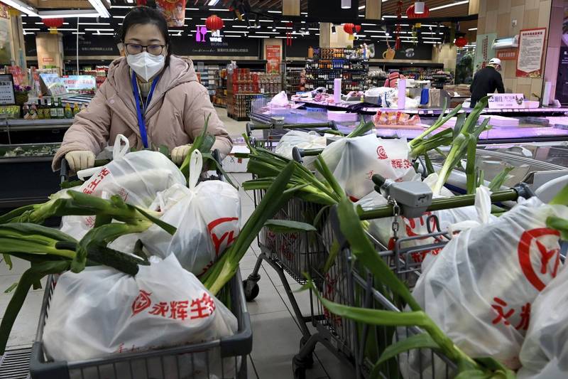 在中国西北部陕西省西安市，一名工人正在准备一袋袋蔬菜，以运送到封闭管理的家庭。（美联社）(photo:LTN)