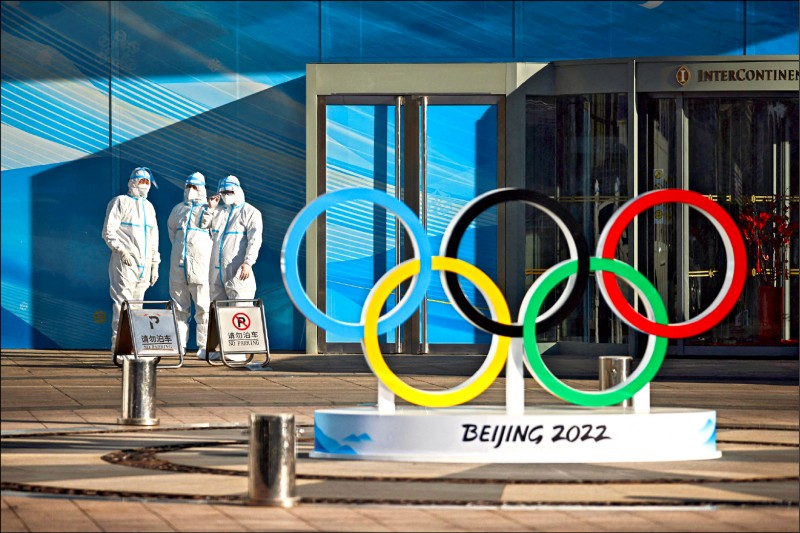 加拿大奧委會執行長舒梅克在受訪時坦承，對二月的北京冬奧能否如期舉行，深感憂慮。圖為北京國家體育場「鳥巢」外有身穿防護衣的工作人員待命。（路透）