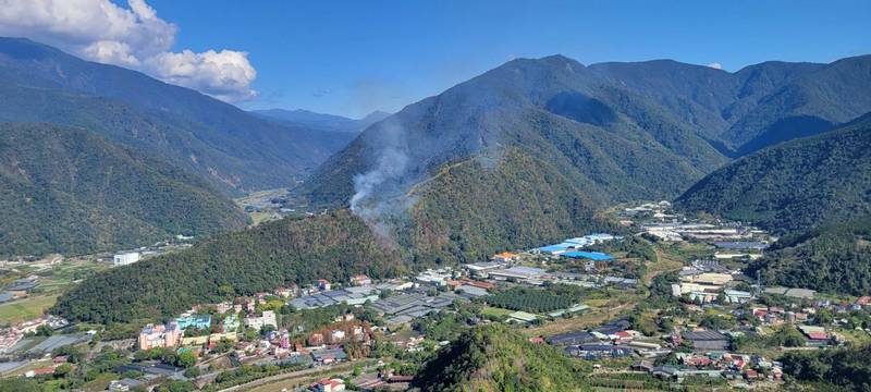 南投縣埔里鎮蜈蚣里林務局林班地，中午傳出森林火警，從高處遠眺冒出陣陣濃煙。（民眾提供）