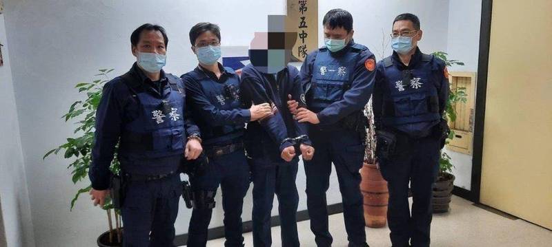 台北市保安大隊警方今年元旦當天執行勤務時，意外在福和橋下查獲一名通緝犯，未料在把他移送到文山二分局時，體溫突然飆高到37.5度。（記者鄭景議翻攝）