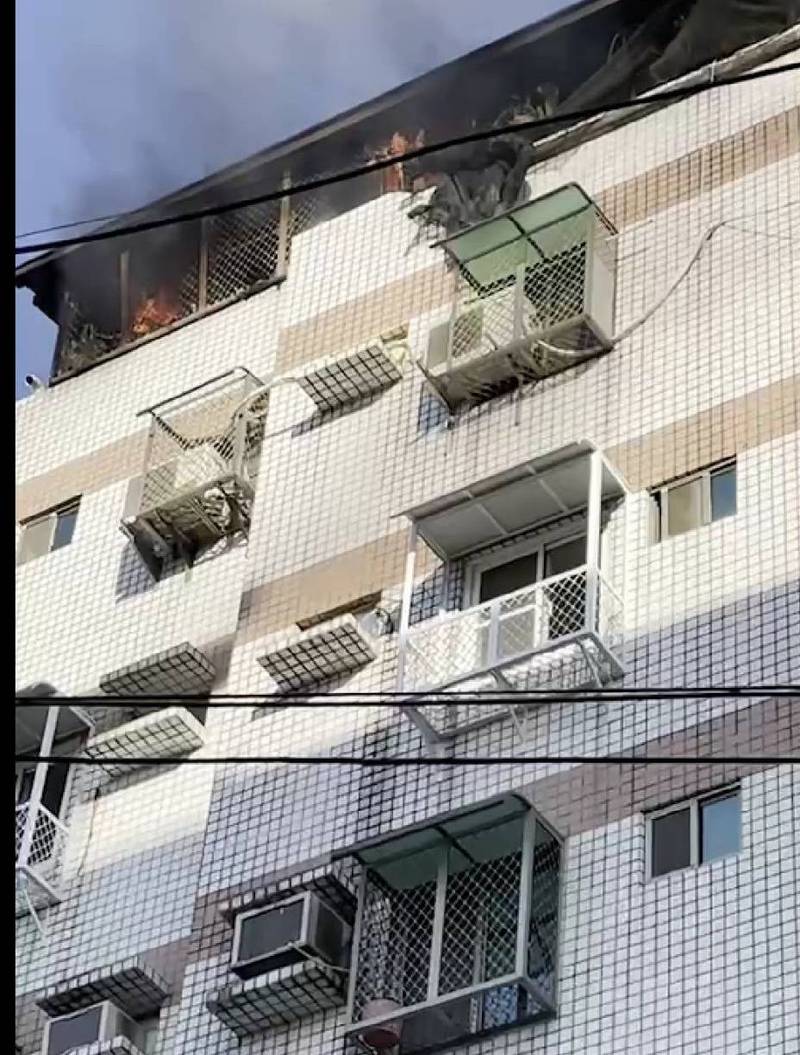 台南市中西區法華街一處8樓公寓頂樓鐵皮加蓋位置冒出濃煙與火舌。（圖由民眾提供）