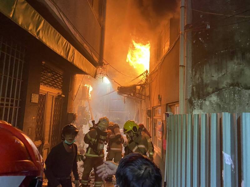 台南市中西區府前路一段一處小巷弄民宅二樓冒出大火。（民眾提供）