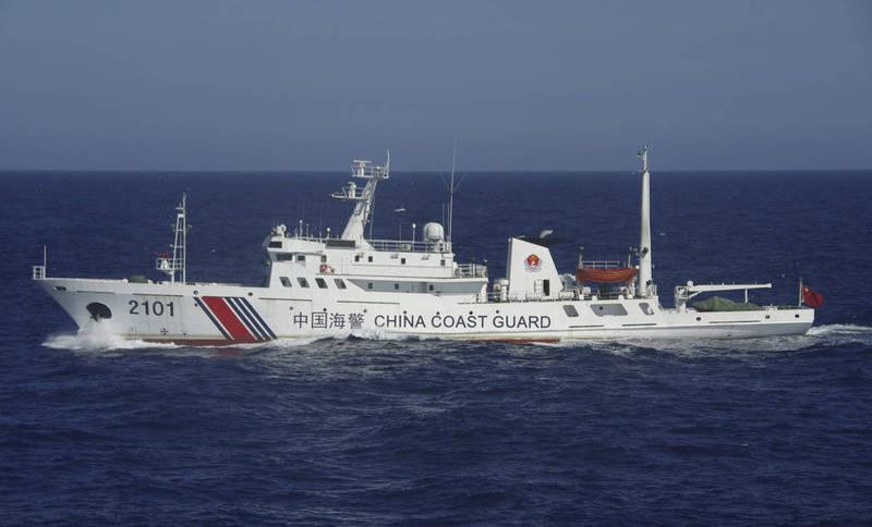 日本海上保安廳公布數據指出，中國海警局船隻2021年侵入釣魚台附近的日本「領海」34次，接近日本漁船的案件更達18起。中國海警船示意圖。（美聯社資料照）