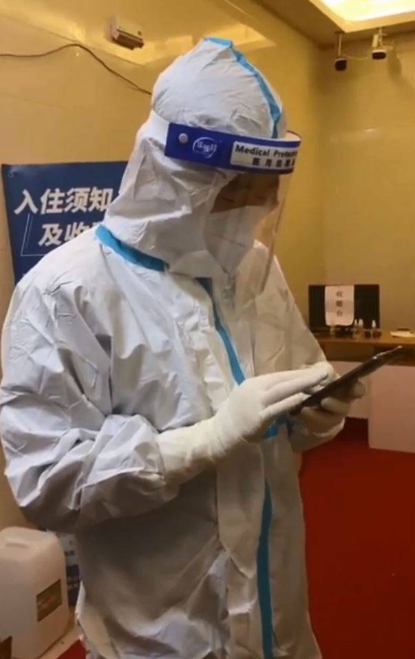 女子向防疫人员反映无卫生棉可用等问题，防疫人员也仅是低头滑手机，表示「我们也出不去呀」。（撷取自YouTube）(photo:LTN)