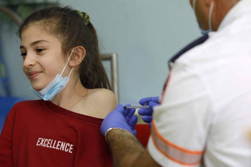 以色列總理班奈特週日宣布，為因應疫情加劇，要求60歲以上的民眾及醫護人員都必須接種第4劑疫苗。圖為以色列民眾施打疫苗，示意圖。（法新社）