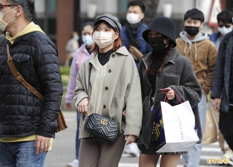 明（4）日東北季風減弱，各地氣溫回升，北部高溫約22度，南部則可達27度，不過中南部地區日夜溫差較大，夜間低溫為17度左右，早出晚歸的民眾請增添衣物、注意保暖。示意圖，與本新聞內容無關。（資料照）