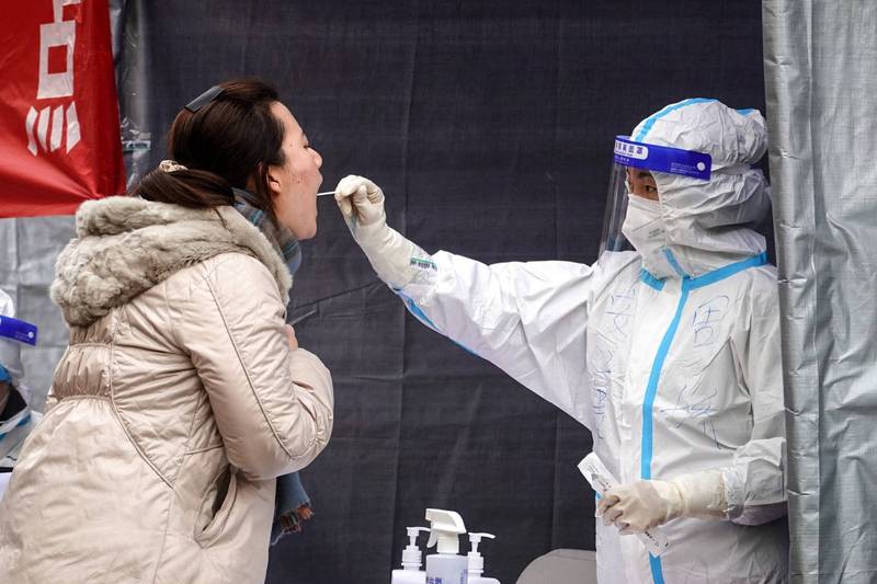 中国武汉肺炎疫情，陕西省西安市居民在寒风中接受採检。（法新社）(photo:LTN)