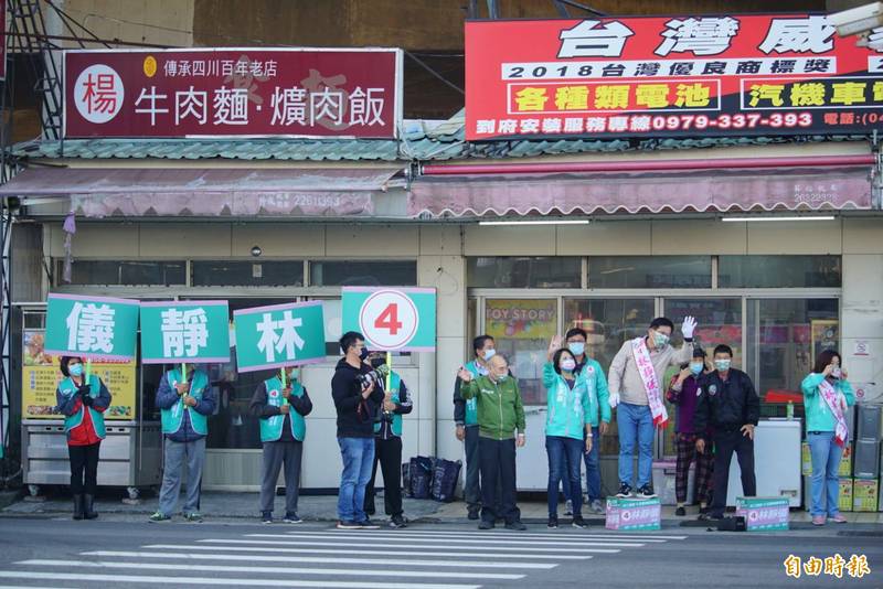 林靜儀由前台中市長林佳龍陪同，在大肚區站路口拜票。（記者何宗翰攝）