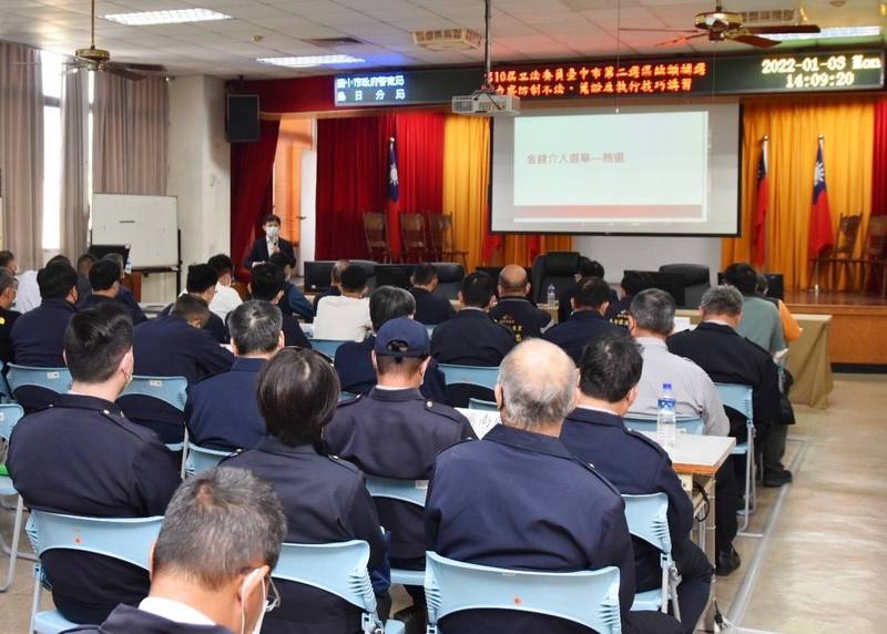 台中市地檢署昨天舉辦「選舉查賄制暴執行技巧講習」。（記者何宗翰翻攝）