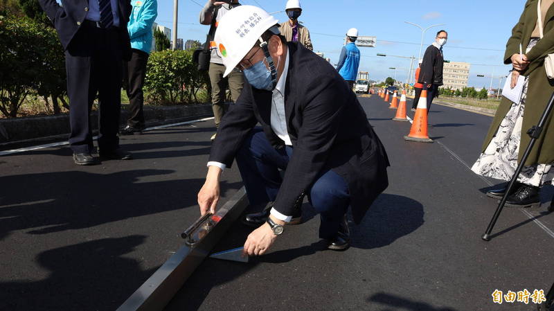 新竹縣長楊文科視察路平執行狀況，了解道路改善後的路面平整度。（記者黃美珠攝）