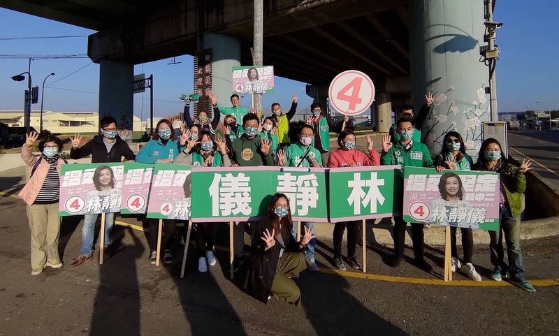 民進黨中央黨部多位幹部和各地市議員參選人，今天一早到霧峰站路口幫林靜儀拉票。（記者陳建志翻攝）