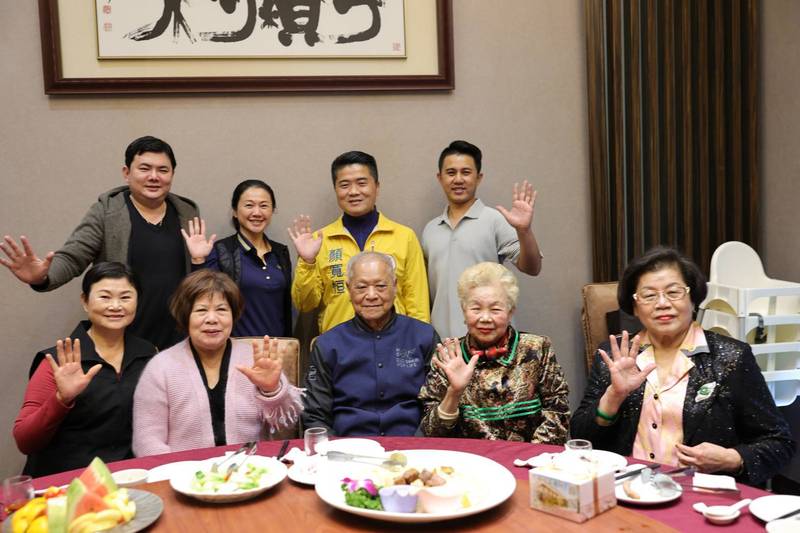 柯媽與顏寬恒到竹林土雞城用餐，手比「五號」。（顏寬恒團隊提供）