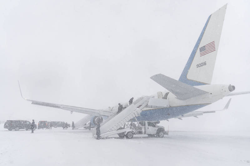 拜登专机在华盛顿附近的安德鲁联合基地降落后，下机时间延迟半小时，以便剷除停机坪的积雪。（美联社）(photo:LTN)