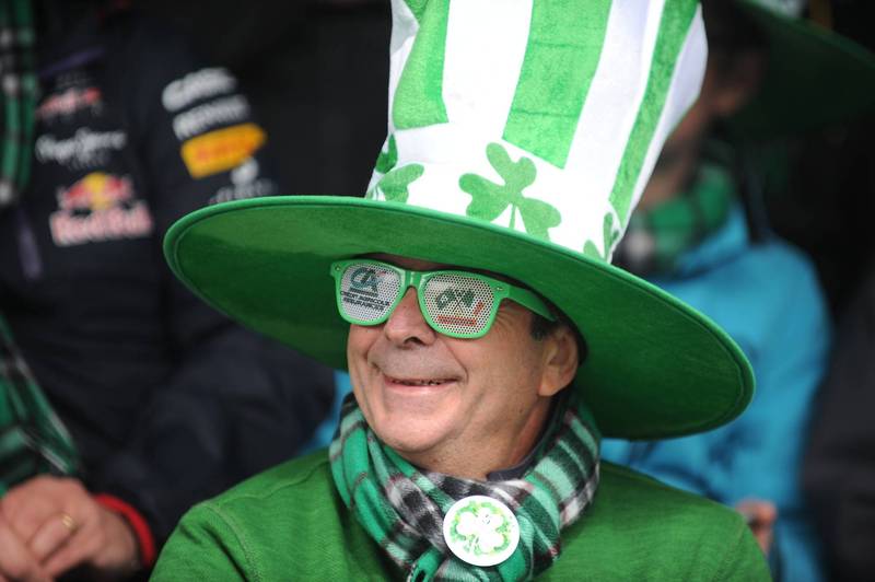 在法國「祝人有被戴綠帽的好運」竟然是吉祥話？駐法代表處解釋，這句話確實是在祝人好運。圖為愛爾蘭首都都柏林慶祝聖派翠克節遊行。（歐新社）