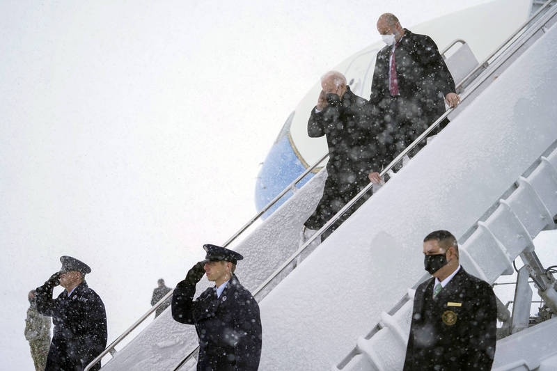 美国总统拜登甚至一度受困在专机「空军一号」上。（美联社）(photo:LTN)