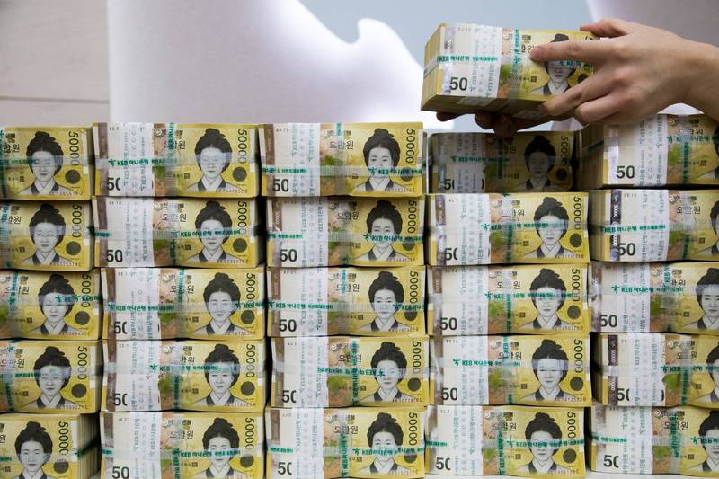 南韓首爾一間虛擬貨幣投資公司，於1月1日晚間被偷走11億290萬韓元（約新台幣2548萬元）現鈔。南韓鈔票示意圖。（彭博）