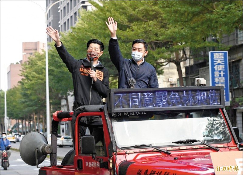 新竹市長林智堅（右）昨陪同林昶佐（左）一起車隊掃街，呼籲選民勿沈默、勇敢投票支持林昶佐。（記者田裕華攝）