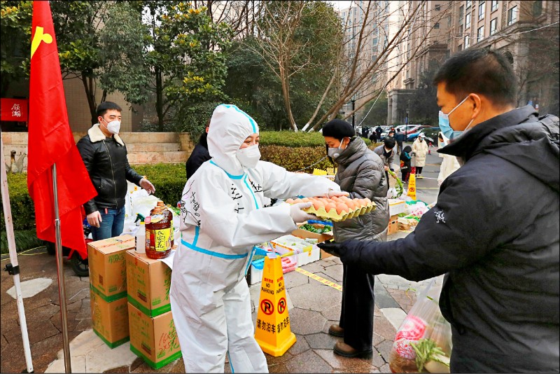 西安民眾在「封城」下的民生物資補給，多半仰賴官方配送，但短缺問題始終揮之不去。（美聯社）