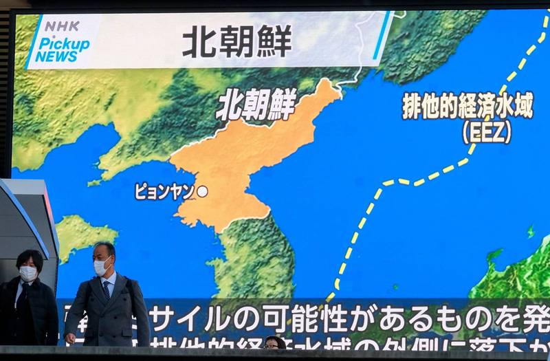 日本東京街頭一處電視牆5日報導北韓疑似發射飛彈的新聞。（法新社）