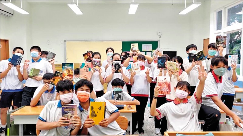 為營造有溫度的校園環境，台東縣推動友善班級，辦理好書閱讀等活動，去年的中輟率創歷年新低。（台東縣政府提供）