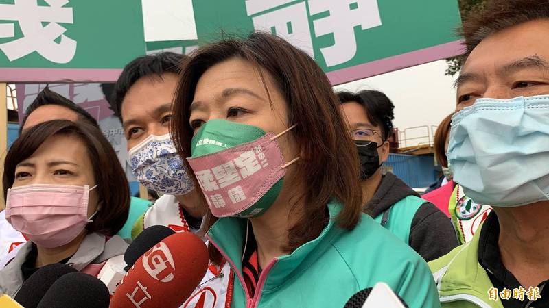 台北市長柯文哲加入中二補選戰局，林靜儀（右）今天說，現在關注的是傾聽鄉親需求，不需要和柯市長口水戰。（記者蔡淑媛攝）