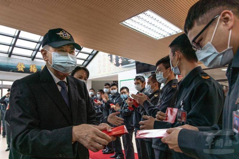 軍友社理事長李棟樑前往五指山國軍示範公墓獻花，並慰勉駐守在示範公墓的官兵。（圖：軍聞社提供）