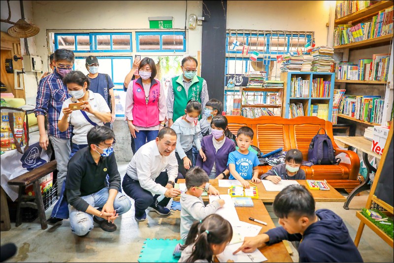 石碇區青年葉家豪(中左一)創辦「螢火蟲書屋」,鼓勵孩童向學,市長侯友宜(中左二)肯定葉家豪團隊熱心奉獻家鄉。 石碇區青年葉家豪(中左一)創辦「螢火蟲書屋」,鼓勵孩童向學,市長侯友宜(中左二)肯定葉家豪團隊熱心奉獻家鄉。