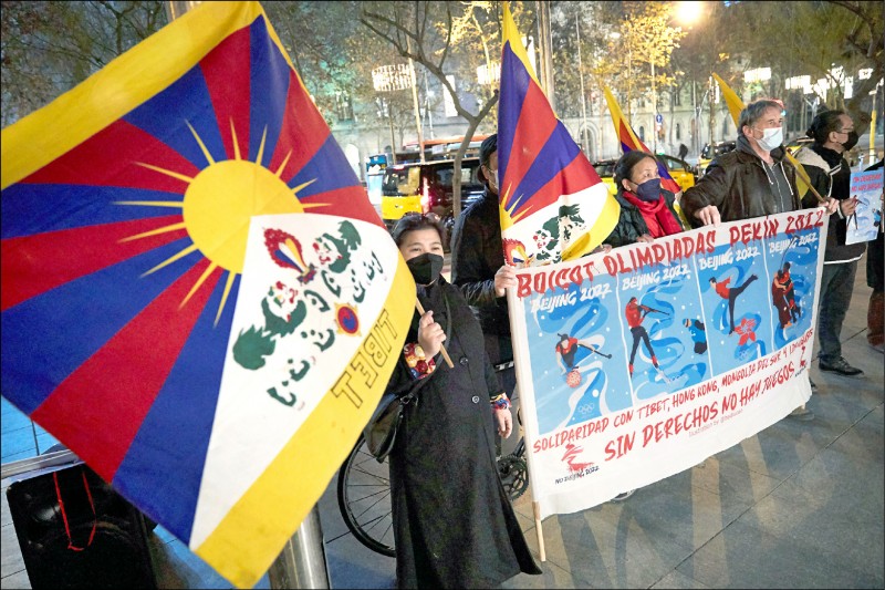 關切新疆維吾爾族人權的組織指控，國際奧會不願就北京冬奧官方服裝涉及新疆強迫勞動與之對話。圖為流亡藏人及其支持者四日在西班牙巴塞隆納呼籲抵制北京冬奧。（歐新社）