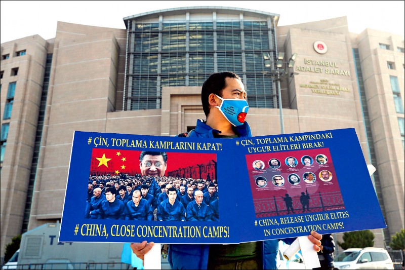 土耳其律師組成「東突厥斯坦案律師團隊」，四日針對中國在新疆所犯罪行控告包括習近平在內共一一二名中國官員。圖為一名維吾爾族男子四日在伊斯坦堡司法宮（Caglayan Courthouse）前舉牌抗議中國迫害維吾爾人。（路透）